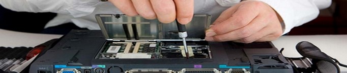 Technicien réparant un pc portable - Informatique34-Montpellier